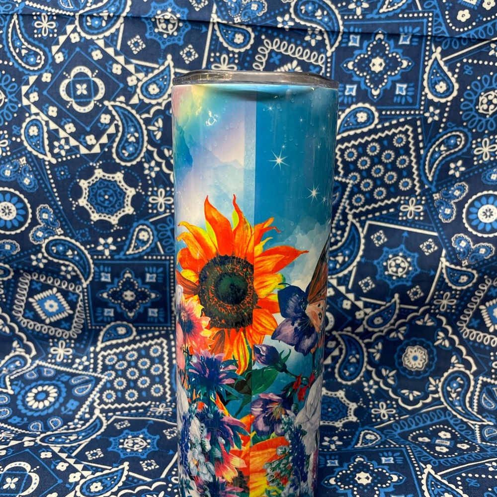 20oz metal tumbler, doesn’t sweat and keeps ice +12 hours.
